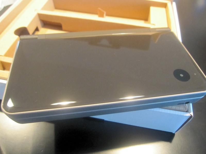 Illustration for article titled DSi LL Unboxing